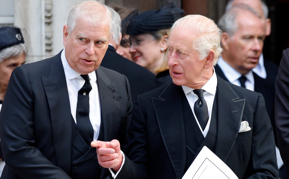 Rei Charles III e o agora ex-Príncipe Andrew em funeral de integrante da Família Real em setembro de 2025 — Foto: Getty Images