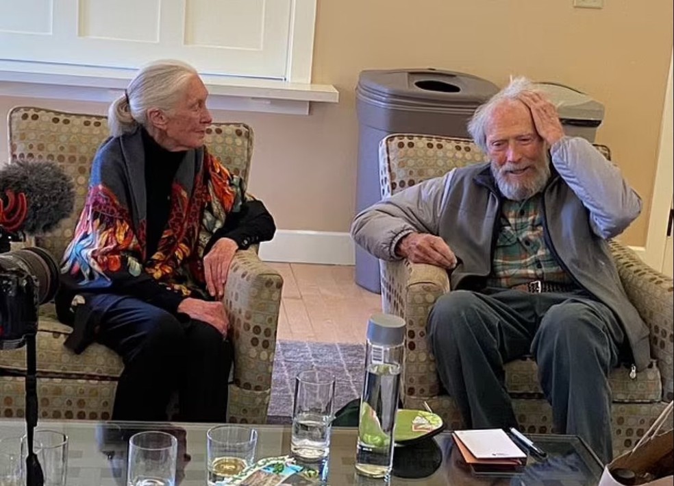 Clint Eastwood ao lado de Jane Goodall em evento na Califórnia — Foto: reprodução/LinkedIn
