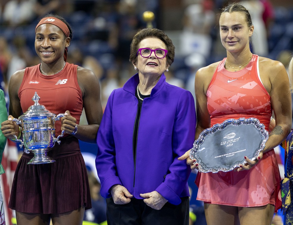 Coco Gauff e Aryna Sabalenka com seus troféus depois da final do US Open — Foto: Getty Images