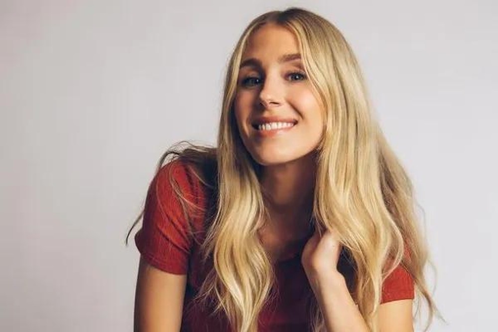 Atriz vai às lágrimas em vídeo sobre mau comportamento de fãs em set e