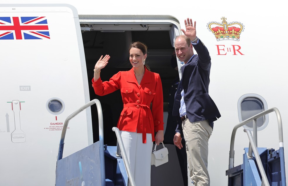 A Princesa Kate Middleton e o Príncipe William embarcando em avião da Família Real Britânica — Foto: Getty Images