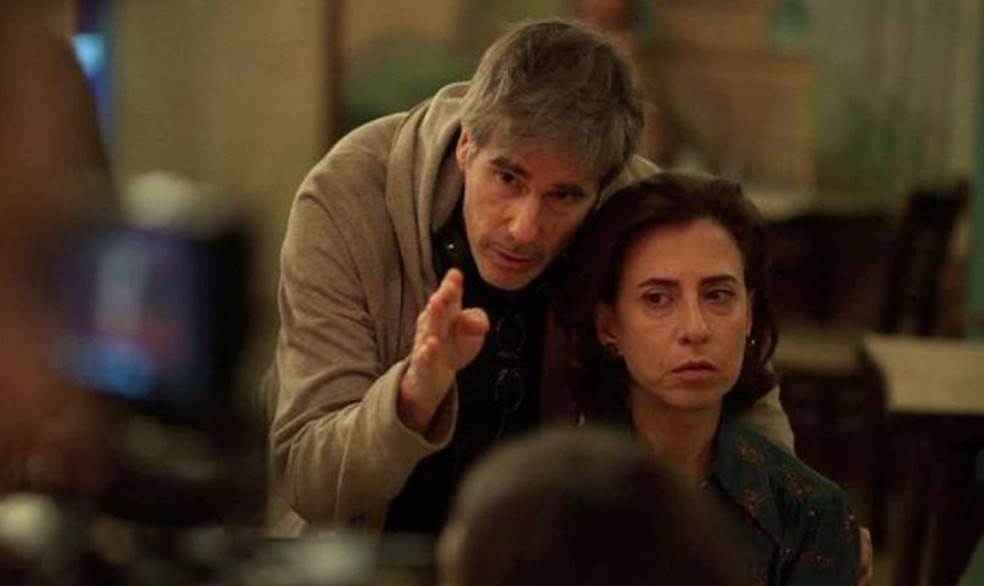 Walter Salles e Fernanda Torres nos bastidores de 'Ainda Estou Aqui' — Foto: Divulgação