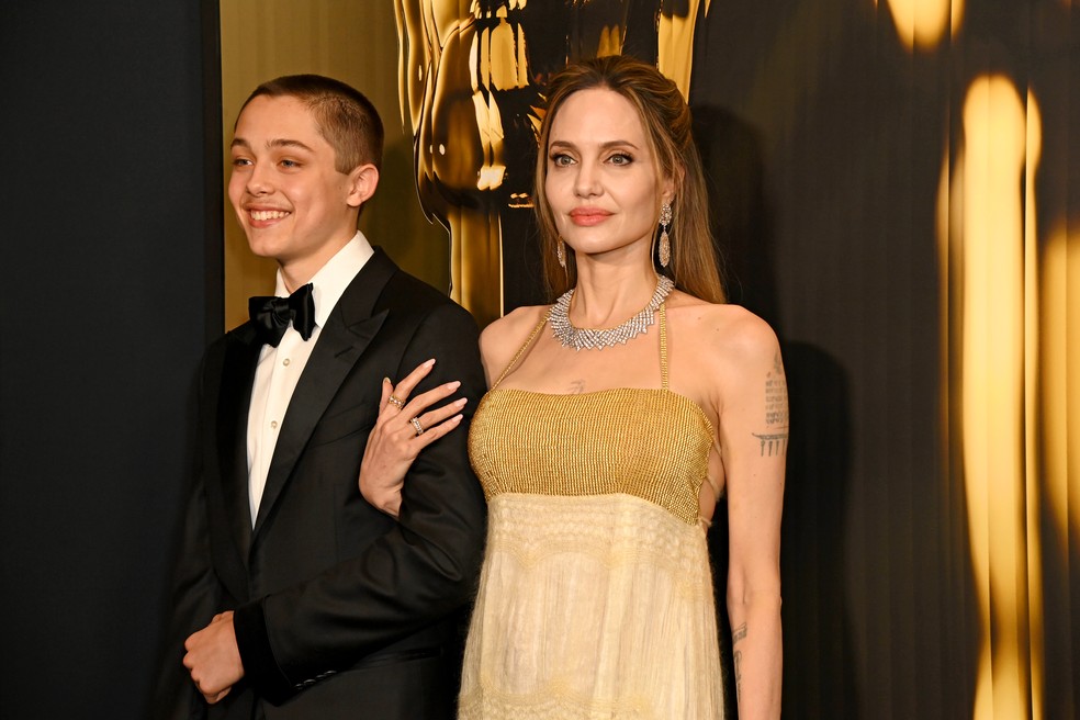 Angelina Jolie com o filho caçula,  Knox Leon Jolie-Pitt, no Governors Awards de 2024 — Foto: Getty Images