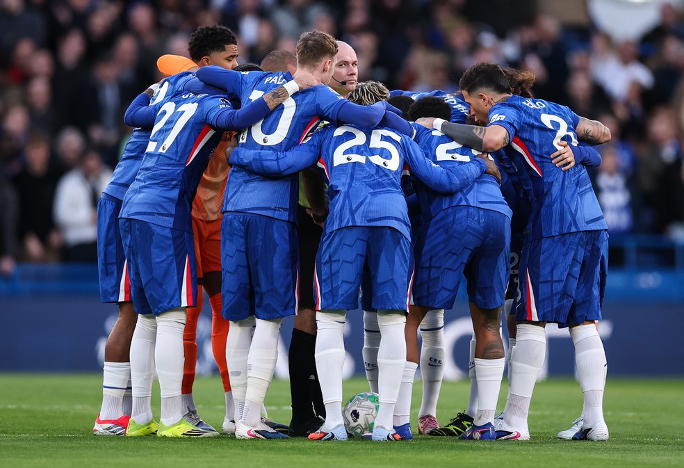 O juiz Paul Tierney no meio da rodinha dos jogadores do Chelsea antes do jogo da equipe contra o Newcastle, no estádio Stamford Bridge, em 14 de março de 2026 — Foto: Getty Images