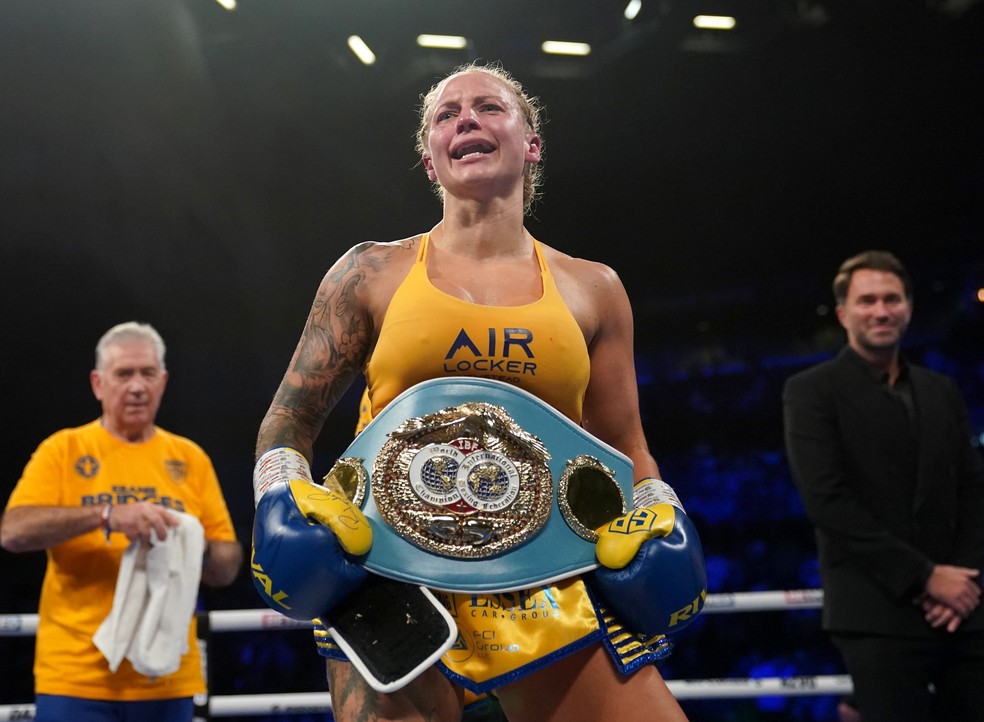 Ebanie Bridges com o cinturão conquistado por ela após vencer Shannon O'Connell — Foto: Getty Images