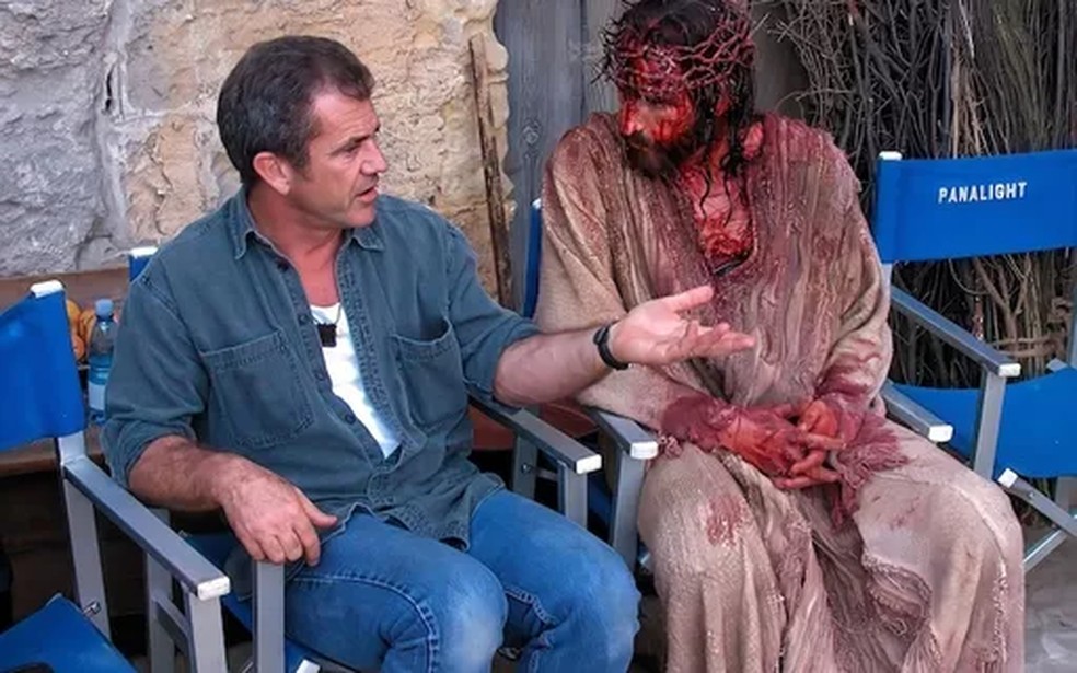 Mel Gibson e e Jim Caviezel no set de A Paixão de Cristo — Foto: IMDB