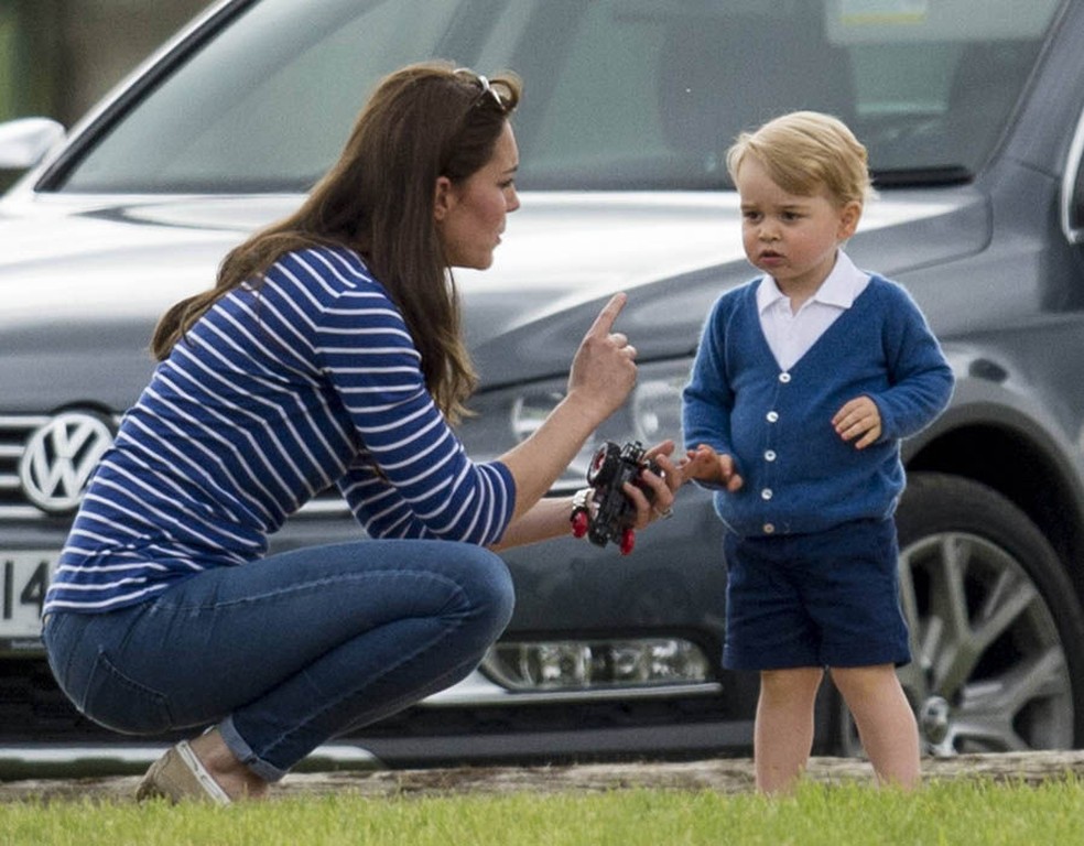 Famoso momento em que Kate é flagrada dando uma 'bronca' no pequeno George. — Foto: Reprodução