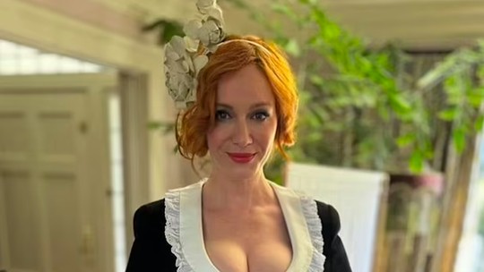 Christina Hendricks, atriz de 'Mad Men', posa com look 'leiteira' e decote proeminente após se casar