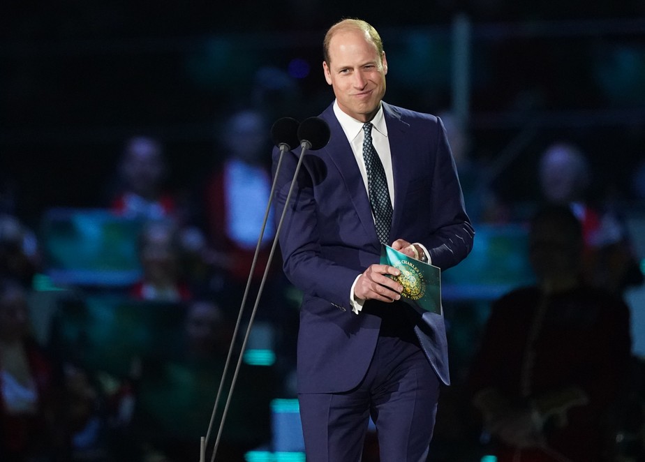 O príncipe William fala no palco durante o Concerto da Coroação no Castelo de Windsor em 7 de maio