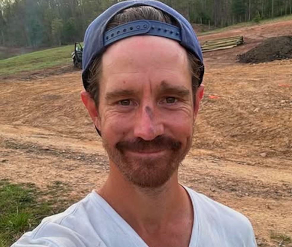Jason Dohring trabalhando em sua fazenda — Foto: Instagram