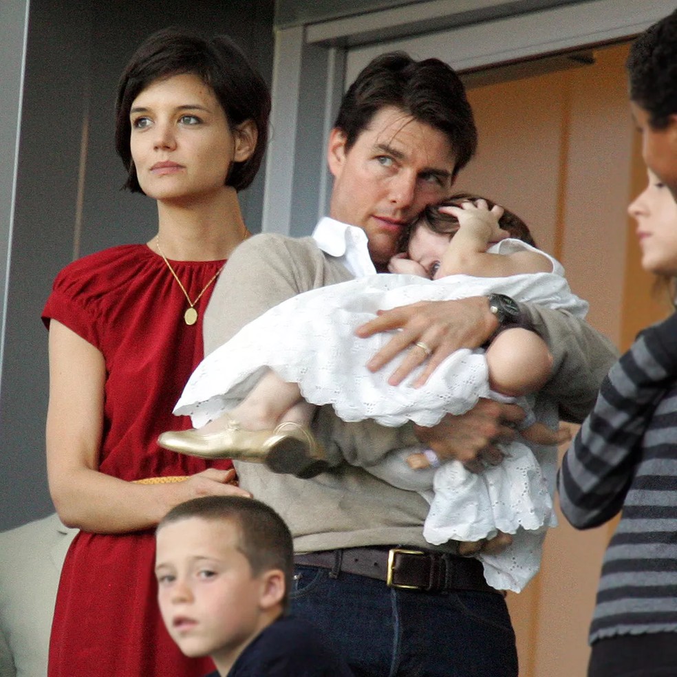 Tom Cruise e Katie Holmes com a filha deles, Suri — Foto: Getty Images