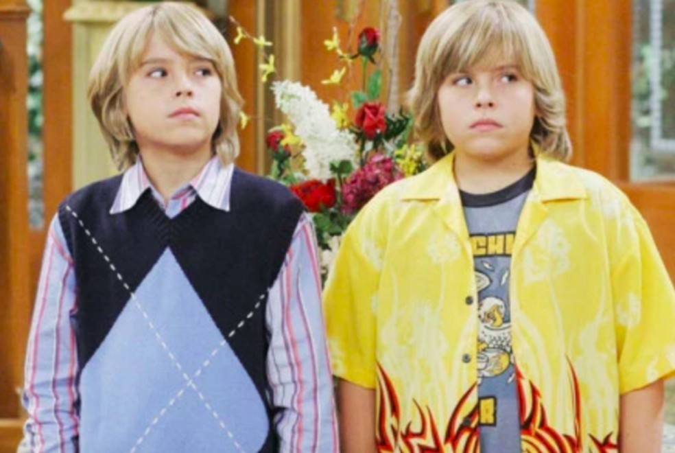 Dylan e Cole Sprouse em cena de Zack & Cody: Gêmeos em Ação — Foto: Reprodução