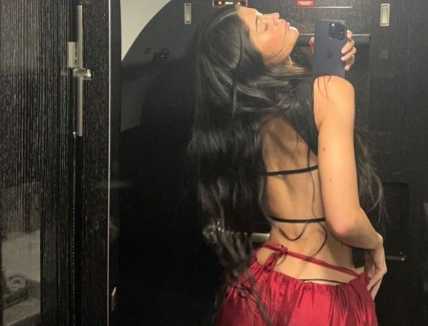 Legging transparente revela fio-dental vermelho de Kylie Jenner, Celebridades