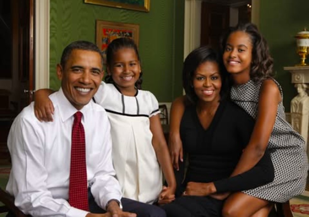 Barack Obama e Michelle Obama e as filhas em foto antiga, quando ele ainda era presidente dos EUA — Foto: Instagram