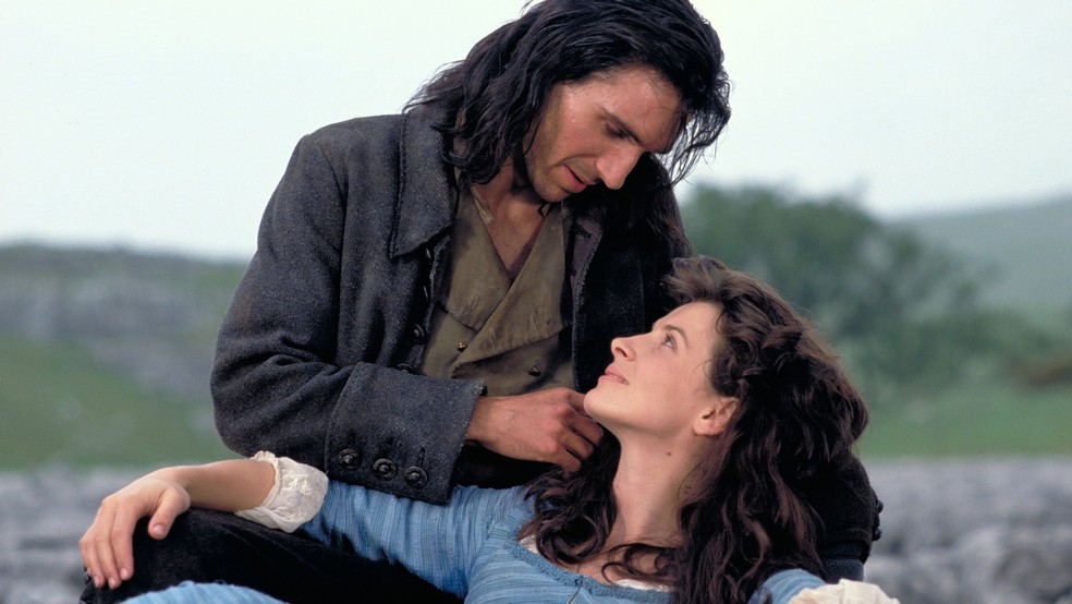 Ralph Fiennes e Juliette Binoche em cena de 'O Morro dos Ventos Uivantes', de 1992 — Foto: Divulgação