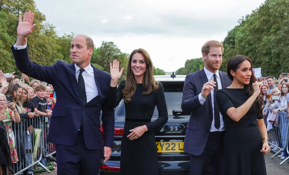 Os príncipes William e Harry com suas respectivas esposas, a Princesa Kate Middleton e a atriz e Duquesa Meghan Markle, após conversarem com os súditos presentes nos portões do Palácio de Windsor em setembro de 2022 — Foto: Getty Images