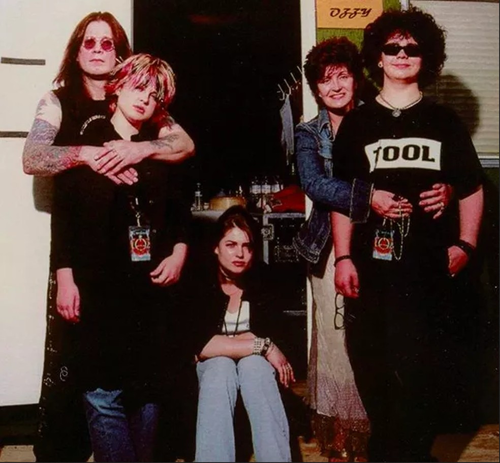 Uma foto antiga compartilhada por Sharon Osbourne no Instagram mostrando ela e o marido, Ozzy Osbourne, com os três filhos — Foto: Instagram