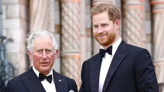 Charles vai estar 'ocupado demais' para se encontrar com Harry em viagem do filho à Inglaterra