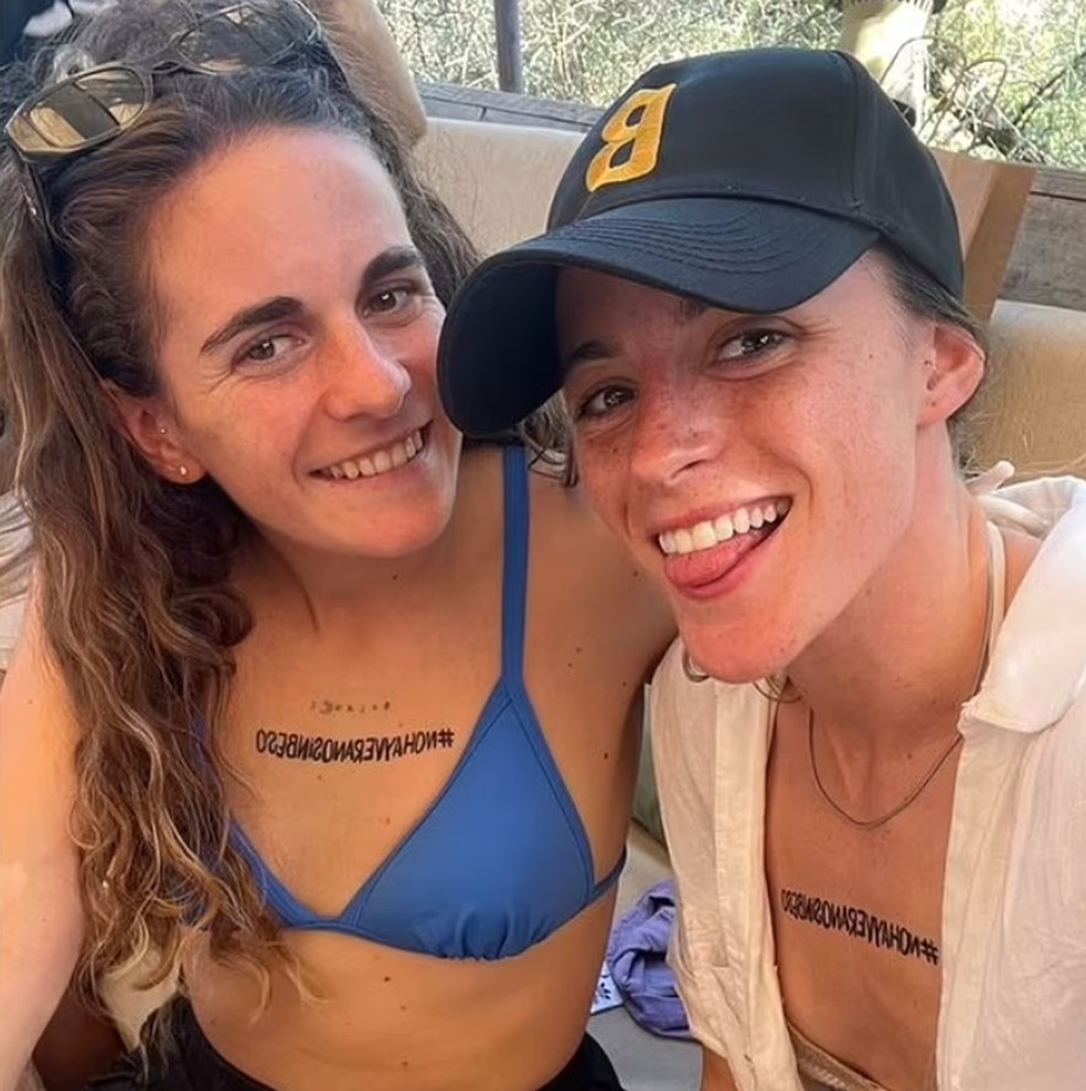 Ona Batlle (direita) e Teresa Abelleira (esquerda) também mostraram a tattoo temporária nas férias — Foto: Reprodução/Instagram