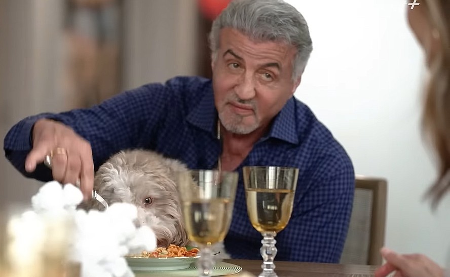 Sylvester Stallone deixa cão subir na mesa e comer do seu prato em cenas do seu reality show familiar