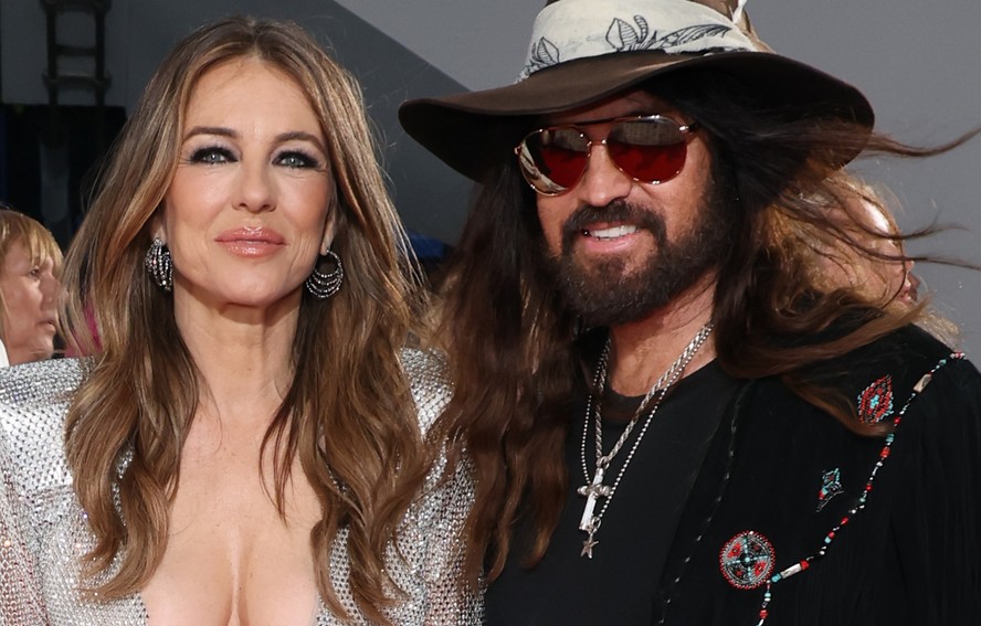 Elizabeth Hurley está noiva de Billy Ray Cyrus, revela site após atriz ...