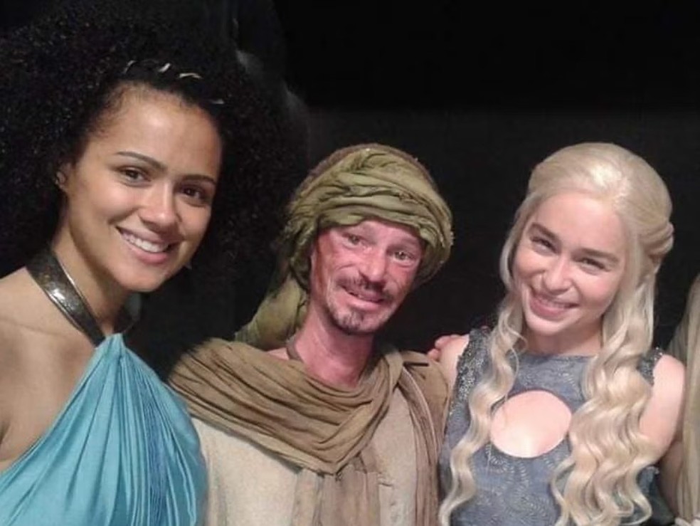 Darren Kent no set de 'Game of Thrones' ao lado de Nathalie Emmanuel e Emilia Clarke — Foto: Reprodução