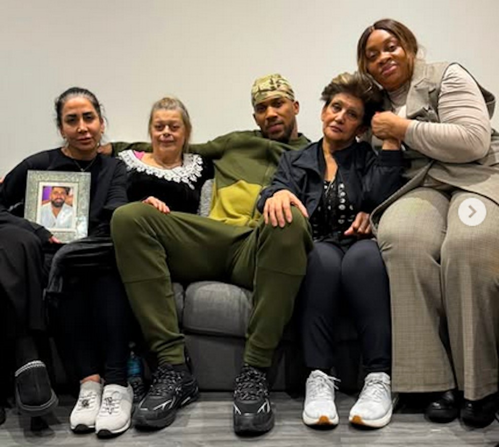 Anthony Joshua com a mãe após sair do hospital na Nigéria — Foto: Instagram